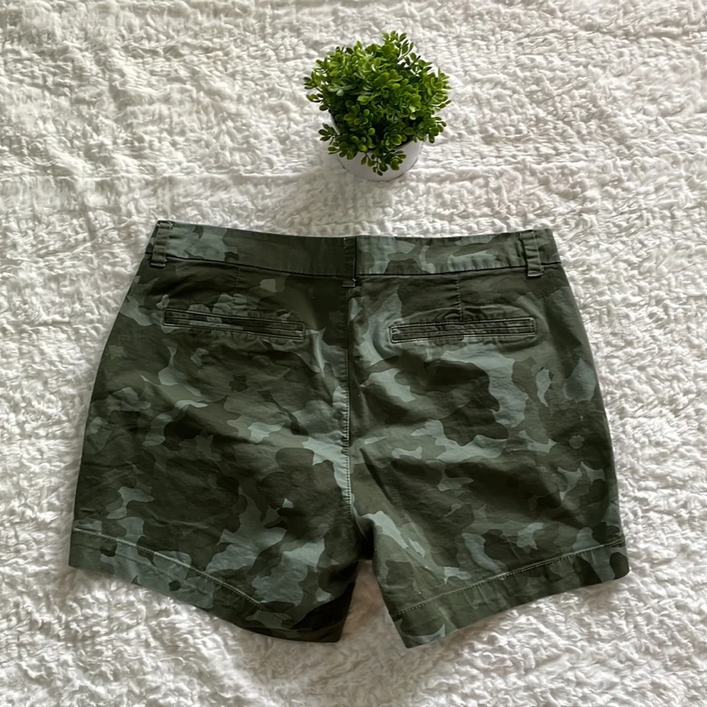 🎈Old Navy Camo Mid Rise Everyday Shorts - Picture 2 of 4